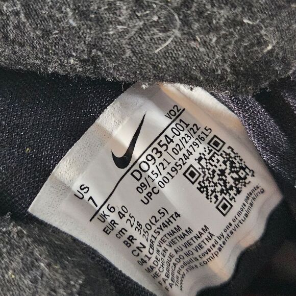 Nike LeBron 3 'The Shop Black University Red' - Picture 6 of 6